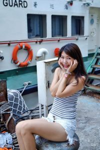 漂亮人妻CC姐渔村码头美腿秀