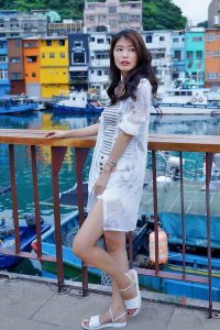 漂亮人妻CC姐渔村码头美腿秀