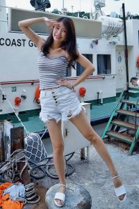 漂亮人妻CC姐渔村码头美腿秀