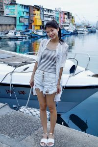 漂亮人妻CC姐渔村码头美腿秀