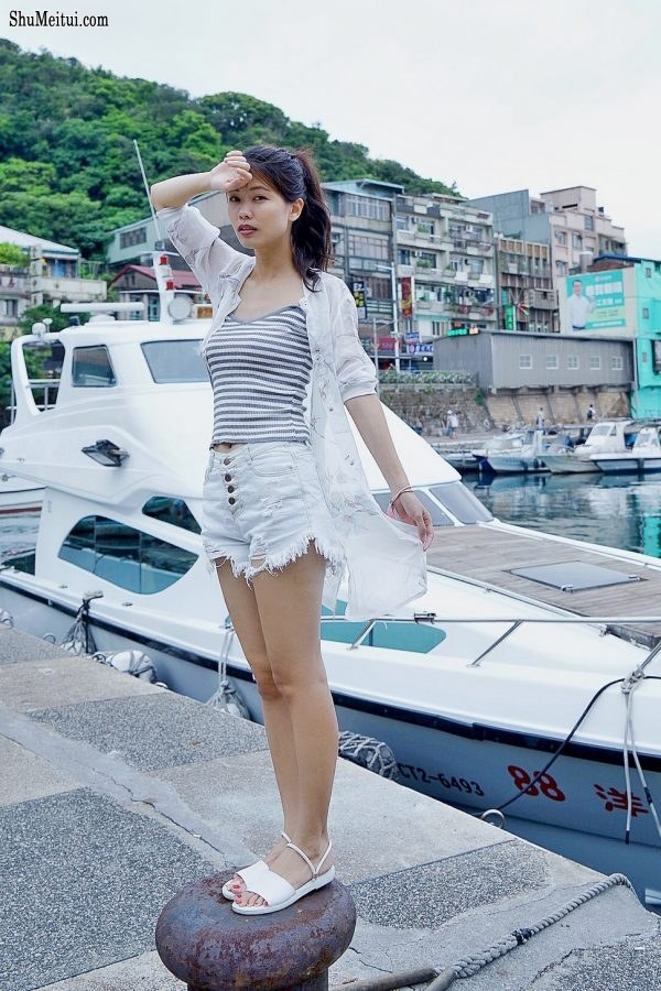 漂亮人妻CC姐渔村码头美腿秀[第35张/共77张]