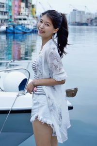 漂亮人妻CC姐渔村码头美腿秀