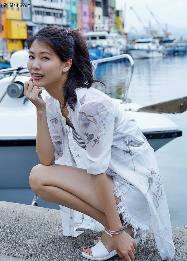 漂亮人妻CC姐渔村码头美腿秀[第38张/共77张]