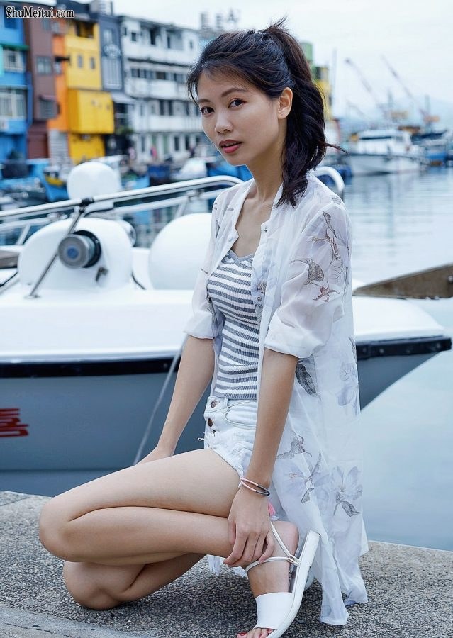 漂亮人妻CC姐渔村码头美腿秀[第39张/共77张]