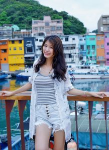 漂亮人妻CC姐渔村码头美腿秀