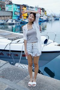 漂亮人妻CC姐渔村码头美腿秀