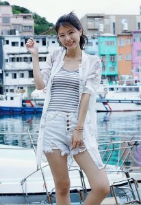 漂亮人妻CC姐渔村码头美腿秀