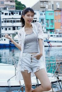 漂亮人妻CC姐渔村码头美腿秀