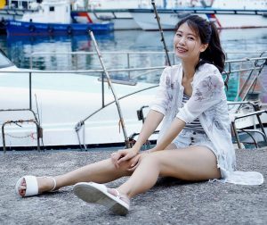 漂亮人妻CC姐渔村码头美腿秀