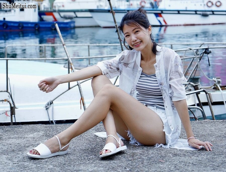 漂亮人妻CC姐渔村码头美腿秀[第52张/共77张]