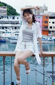 漂亮人妻CC姐渔村码头美腿秀