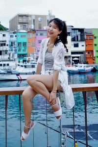 漂亮人妻CC姐渔村码头美腿秀