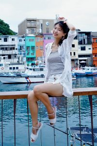 漂亮人妻CC姐渔村码头美腿秀