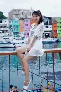 漂亮人妻CC姐渔村码头美腿秀