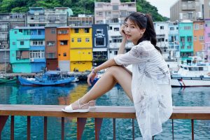 漂亮人妻CC姐渔村码头美腿秀