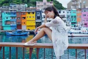 漂亮人妻CC姐渔村码头美腿秀