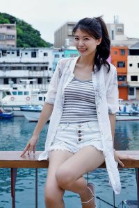 漂亮人妻CC姐渔村码头美腿秀