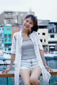 漂亮人妻CC姐渔村码头美腿秀