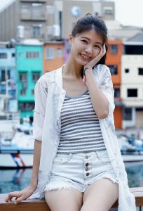 漂亮人妻CC姐渔村码头美腿秀