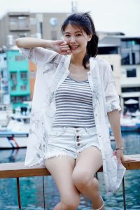 漂亮人妻CC姐渔村码头美腿秀