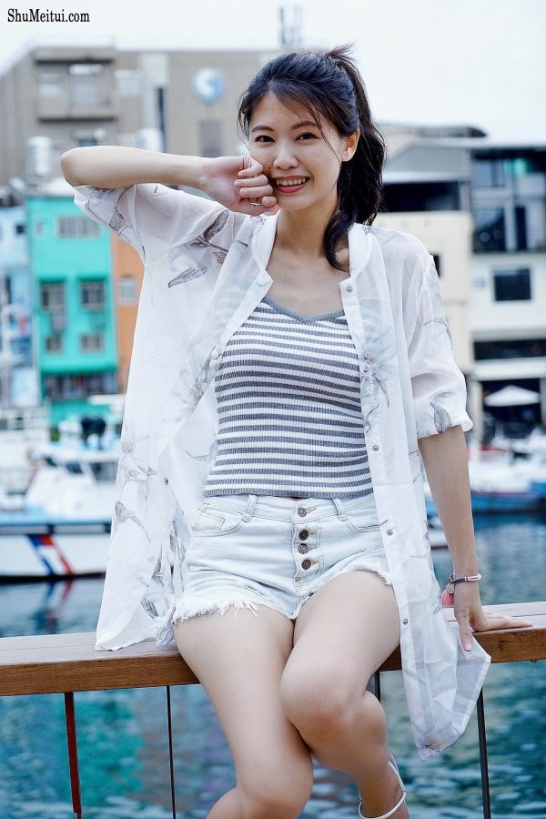 漂亮人妻CC姐渔村码头美腿秀[第65张/共77张]