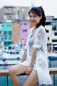 漂亮人妻CC姐渔村码头美腿秀