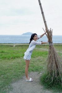 漂亮人妻CC姐渔村码头美腿秀