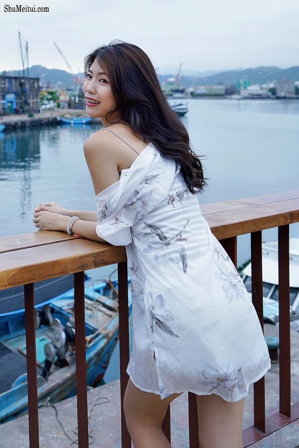 漂亮人妻CC姐渔村码头美腿秀[第7张/共77张]