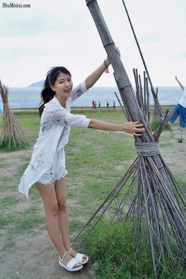 漂亮人妻CC姐渔村码头美腿秀[第71张/共77张]