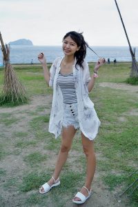 漂亮人妻CC姐渔村码头美腿秀