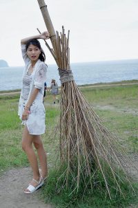 漂亮人妻CC姐渔村码头美腿秀