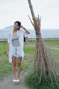 漂亮人妻CC姐渔村码头美腿秀