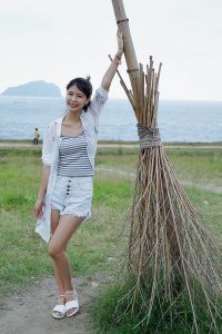 漂亮人妻CC姐渔村码头美腿秀