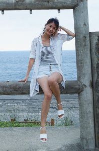 漂亮人妻CC姐渔村码头美腿秀