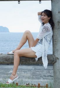 漂亮人妻CC姐渔村码头美腿秀