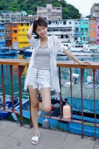 漂亮人妻CC姐渔村码头美腿秀