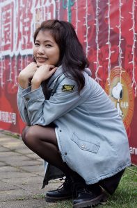 美丽人妻CC姐穿黑丝袜外出游玩