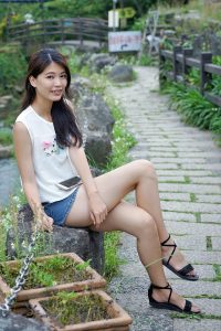 长腿人妻CC姐牛仔短裤人比花美