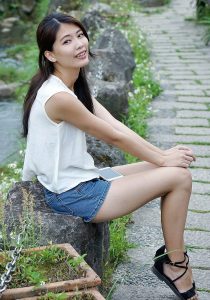 长腿人妻CC姐牛仔短裤人比花美