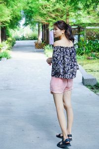 漂亮人妻CC姐粉色短裤花园秀腿2