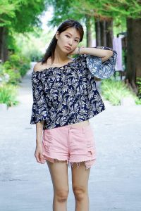 漂亮人妻CC姐粉色短裤花园秀腿2