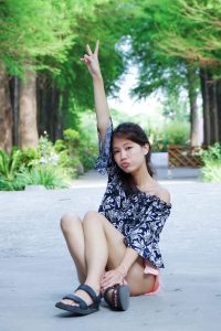 漂亮人妻CC姐粉色短裤花园秀腿2