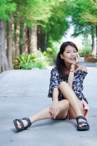 漂亮人妻CC姐粉色短裤花园秀腿2