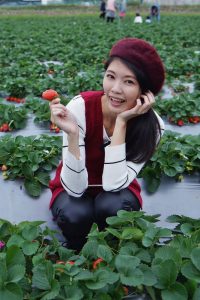 长腿美丽人妻CC姐穿紧身皮裤采摘草莓