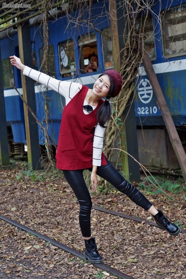 长腿美丽人妻CC姐穿紧身皮裤采摘草莓[第19张/共31张]