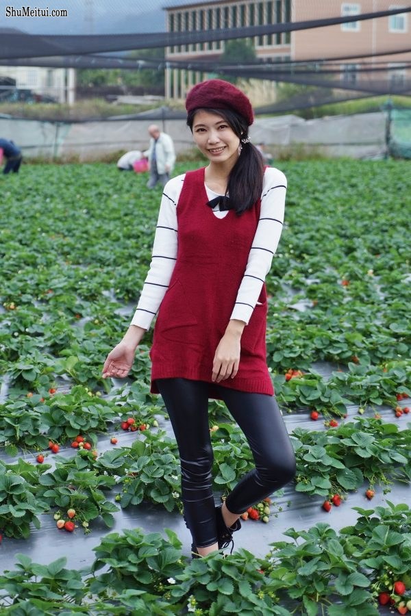 长腿美丽人妻CC姐穿紧身皮裤采摘草莓[第20张/共31张]