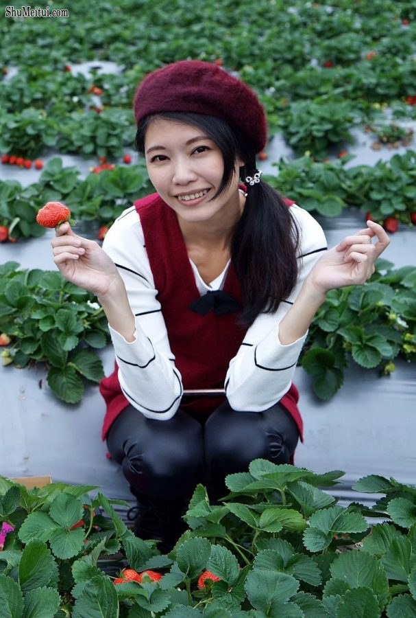 长腿美丽人妻CC姐穿紧身皮裤采摘草莓[第24张/共31张]