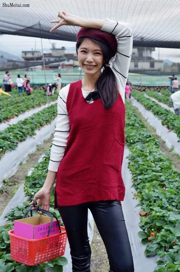 长腿美丽人妻CC姐穿紧身皮裤采摘草莓[第27张/共31张]