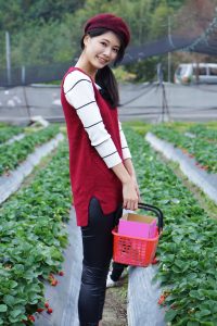 长腿美丽人妻CC姐穿紧身皮裤采摘草莓