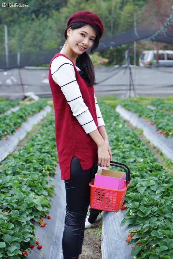 长腿美丽人妻CC姐穿紧身皮裤采摘草莓[第3张/共31张]